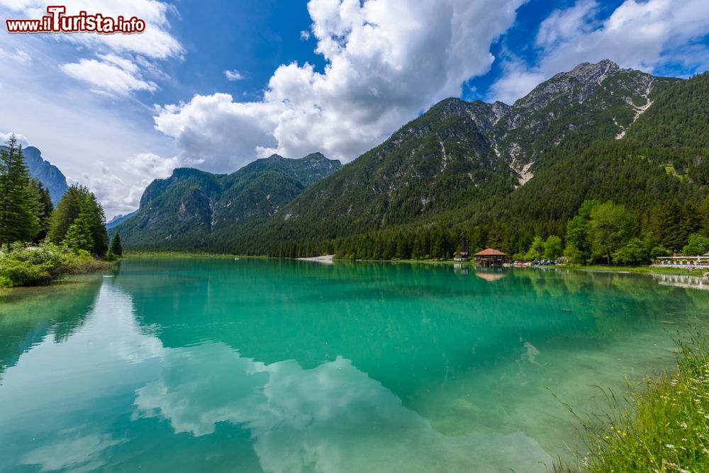 Immagine Il lago di Dobbiaco nelle Dolomiti, provincia di Bolzano, Trentino Alto Adige. Si tratta di un piccolo lago alpino di origine franosa situato in Val Pusteria a circa 106 km da Bolzano.