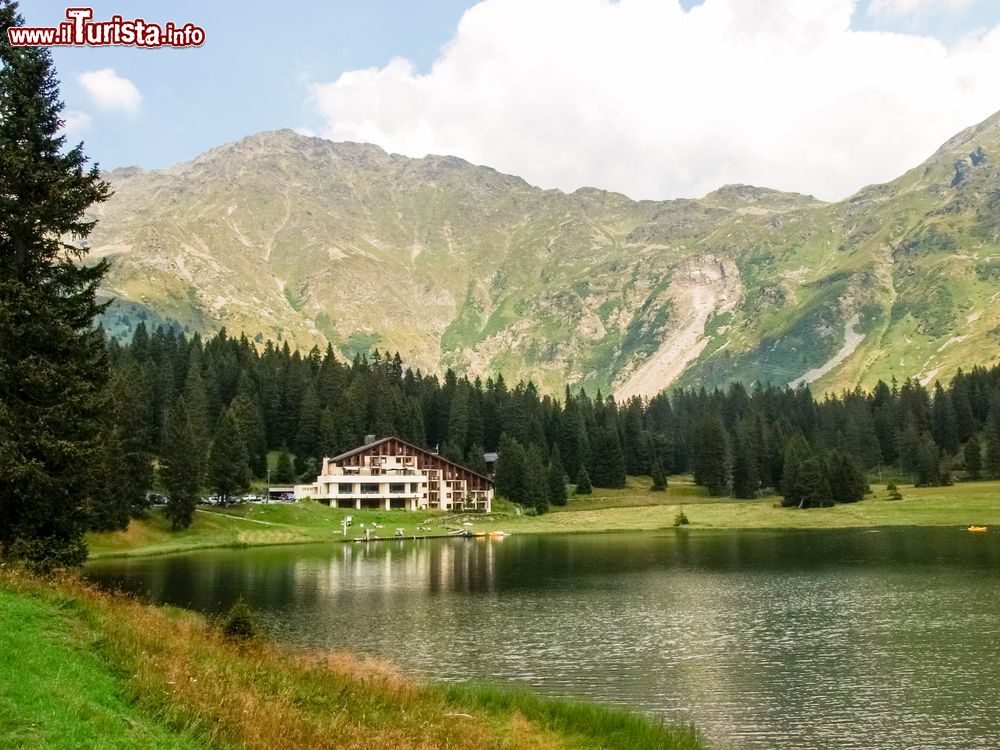 Immagine Il lago di Dosso nei pressi di San Bernardino, Svizzera. Situato a meno di 2 km da questo paesino, il primo della Val Mesolcina, è balneabile nei mesi più caldi mentre d'inverno può essere sfruttato come pista di pattinaggio.