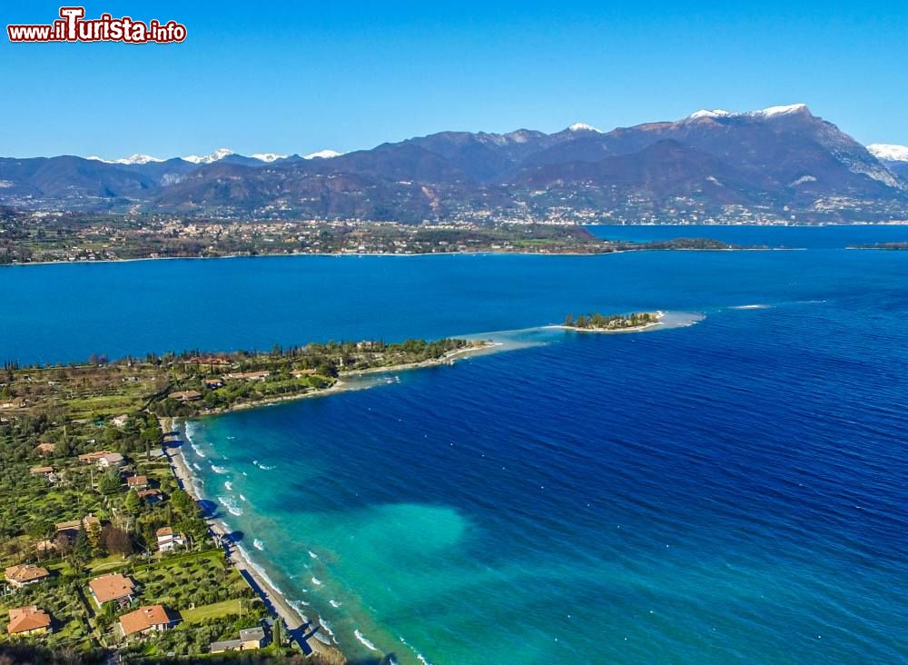 Immagine Il Lago di Garda fotografato dalla Rocca di Manerba, visibili l'isola dei conigli, Isola del garda e Isola Borghese