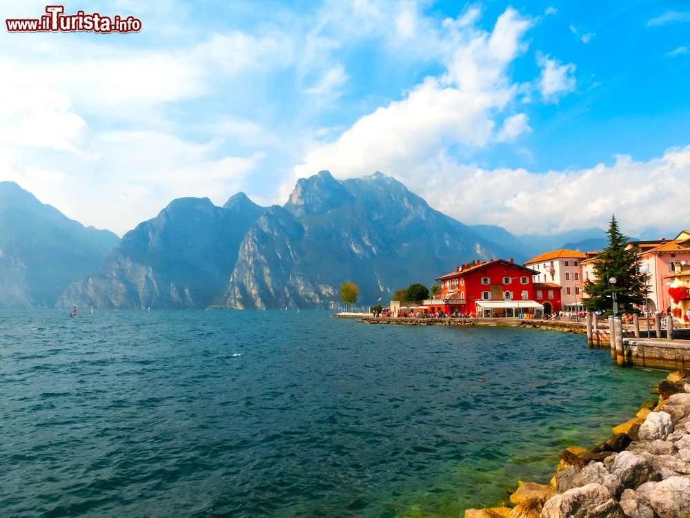 Immagine Il lago di Garda visto dal villaggio di Torbole, provincia di Trento, con le montagne sullo sfondo.