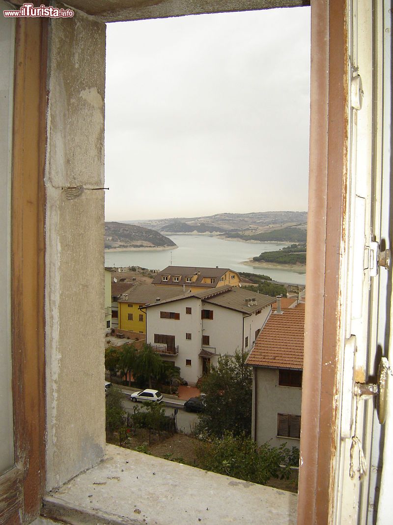 Immagine Il Lago di Gardialfiera visto da una casa dell'omonimo borgo del Molise  - © Microtubules, CC BY-SA 3.0, Wikipedia