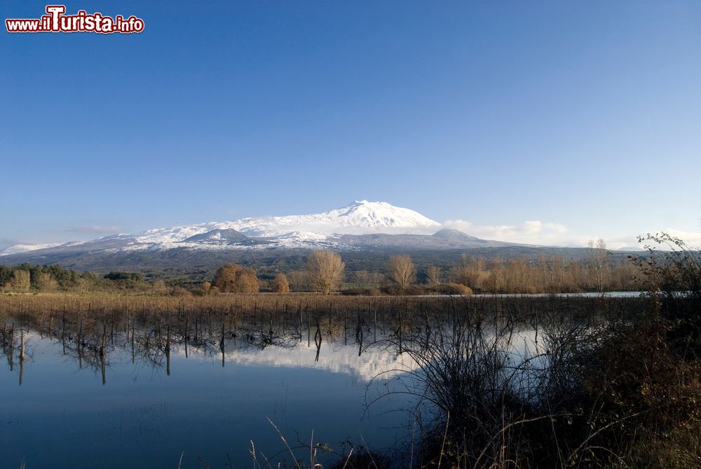 Immagine Il Lago di Gurrida e sullo sfondo il Monte Etna. Siamo non distanti da Randazzo in Sicilia