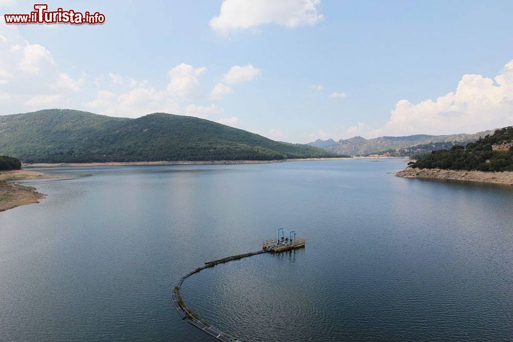 Immagine Il Lago di Gusana vicino a Gavoi in Sardegna  - © Gianni Careddu - CC BY-SA 3.0 - Wikimedia Commons.