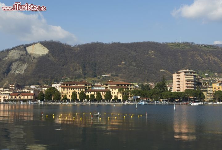 Immagine  Il lago di Iseo e la città di  Sarnico in Lombardia - © m.bonotto / Shutterstock.com
