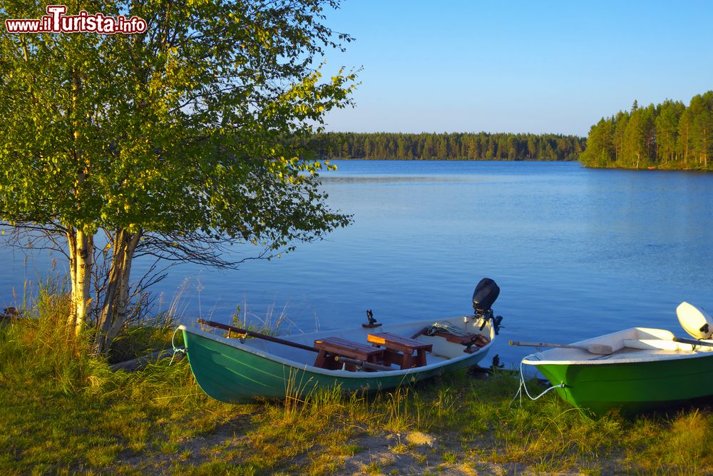 Immagine Il lago di Kuusamo, Finlandia, con due barche sulla sponda. Siamo nella Lapponia finlandese a pochi chilometri dal confine con la Russia.