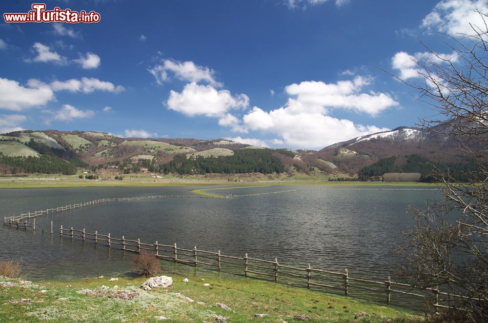 Immagine Il lago di Laceno, provincia di Avellino, Campania. Questo bacino è incastonato in un luogo di straordinaria bellezza fra boschi, ruscelli e imponenti catene montuose.