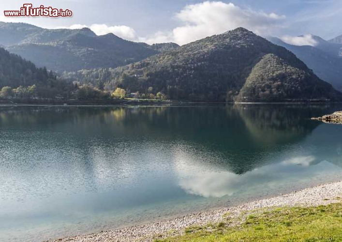 Immagine Il piccolo ma grazioso lago di Ledro in Trentino