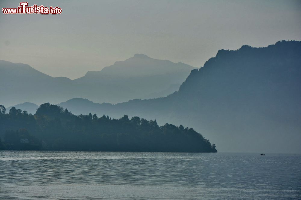 Immagine Il lago di Lucerna all'imbrunire, Svizzera. Questo grande bacino d'acqua si sviluppa per circa 114 km quadrati di superficie ed è posizionato nel cuore del territorio nazionale.