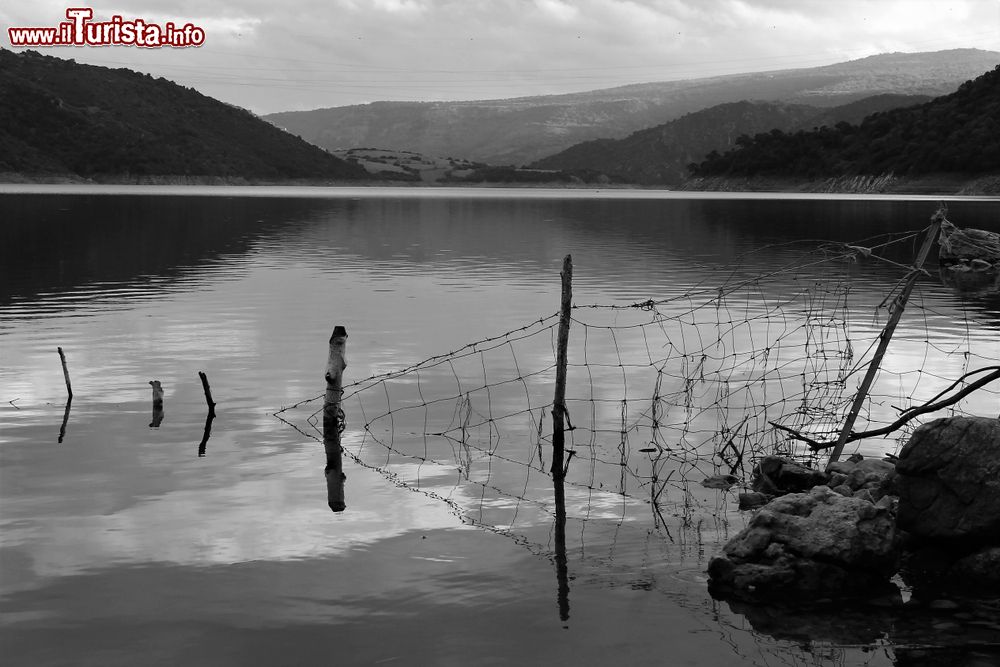 Immagine Il Lago di Mulargia si trova nei pressi di Sadali in Barbagia (Sardegna)