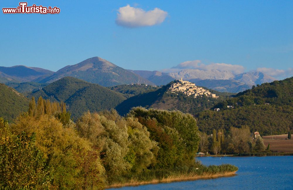 Immagine Il lago di Piediluco in Umbria e sullo sfondo la città di Labro nel Lazio