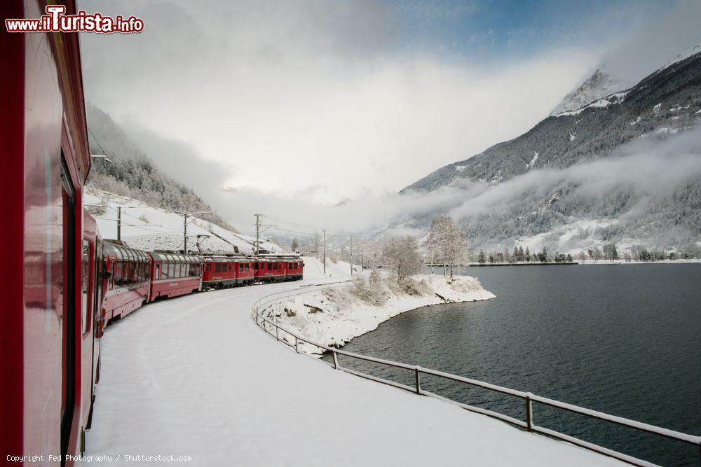 Immagine Il lago di Poschiavo in inverno visto dal Bernina Express, Svizzera - © Fed Photography / Shutterstock.com