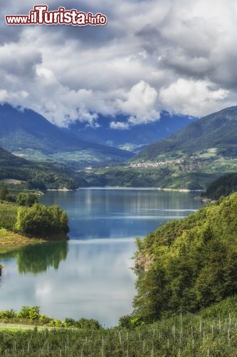 Immagine Il lago di Santa Giustina non distante da Ville d'Ananunia e Cles, in Trentino