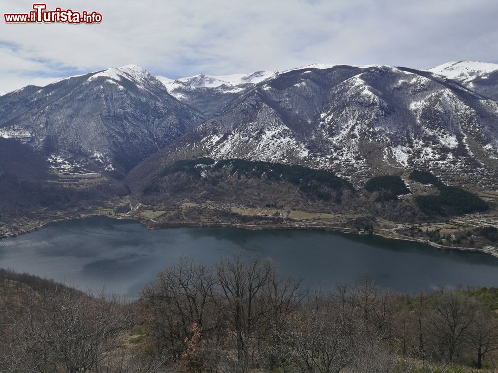 Immagine Il Lago di Scanno in inverno tra le montagne dell'Abruzzo