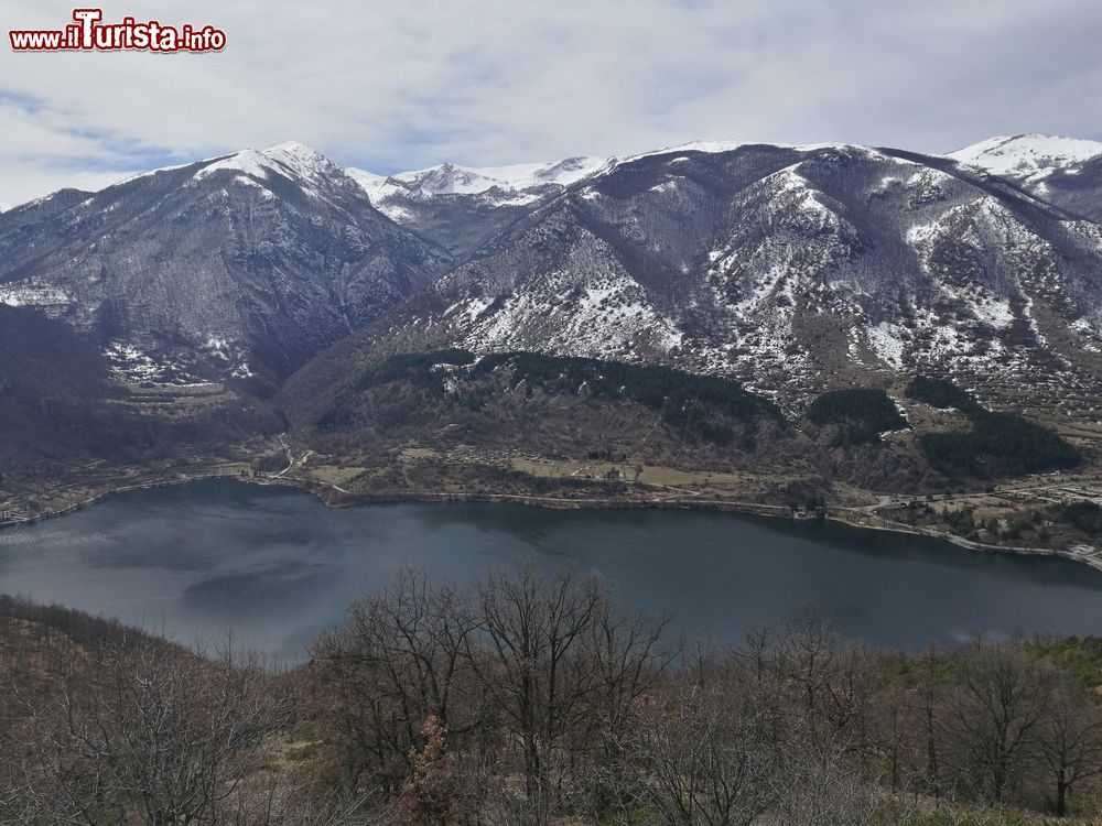 Il Lago Di Scanno In Inverno Tra Le Montagne Foto Scanno