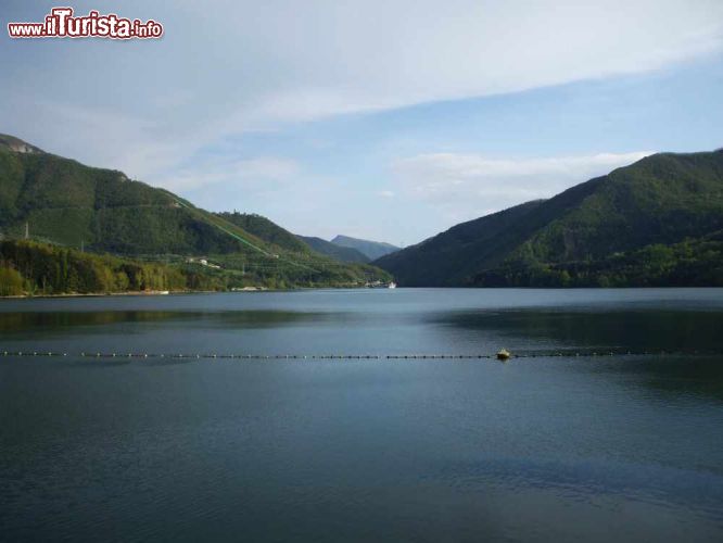 Immagine Il Lago di Suviana è uno dei bacini lacustri più grandi dell'Emilia-Romagna. Si trova ad un'altitudine di 450 metri sul livello del mare - ©  Di Deblu68 - Wikipedia