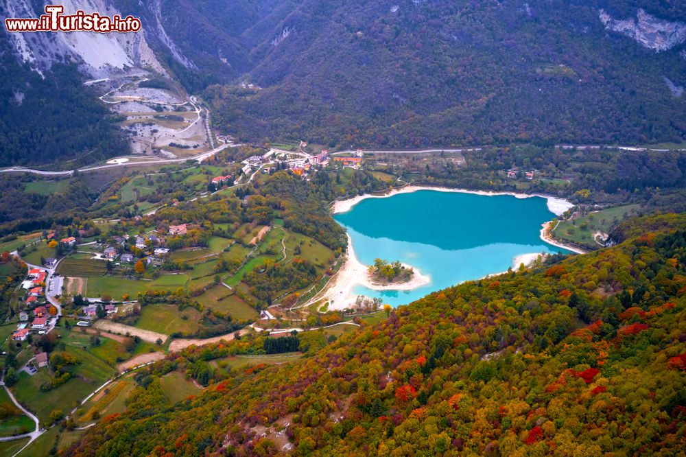 Immagine Il Lago di Tenno una delle attrazzioni del vicino borgo di Canale in Trentino
