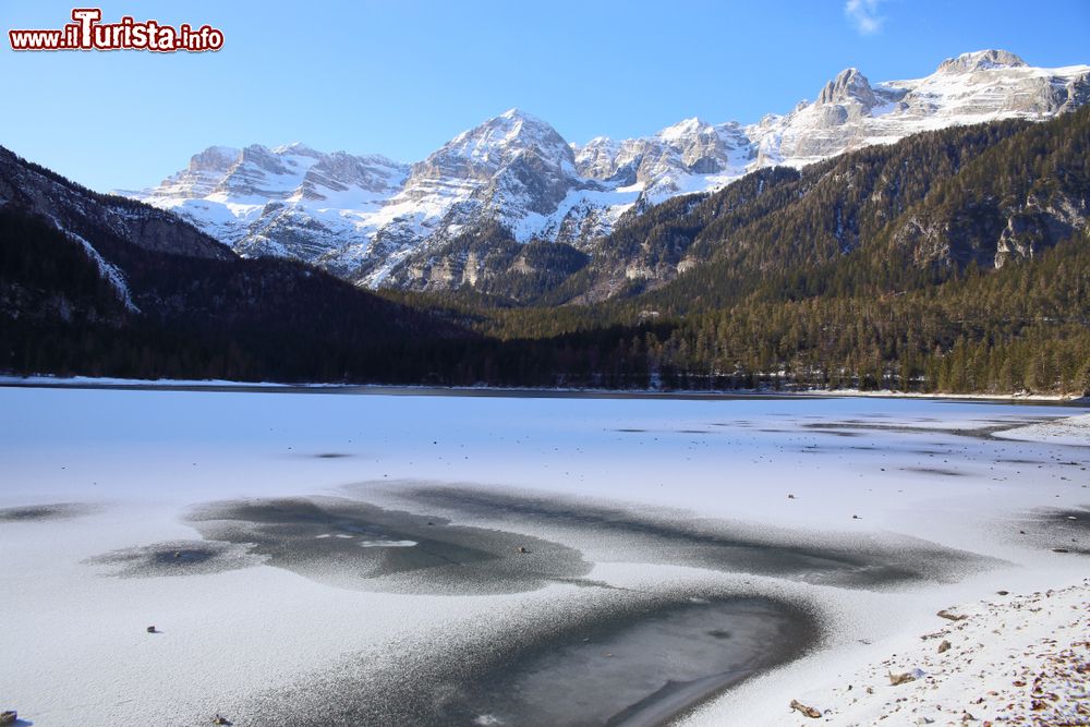 Immagine Il lago di Tovel in inverno si presenta ghiacciato. Sullo sfondo le Dolomiti di Brenta (Trentino Alto Adige).