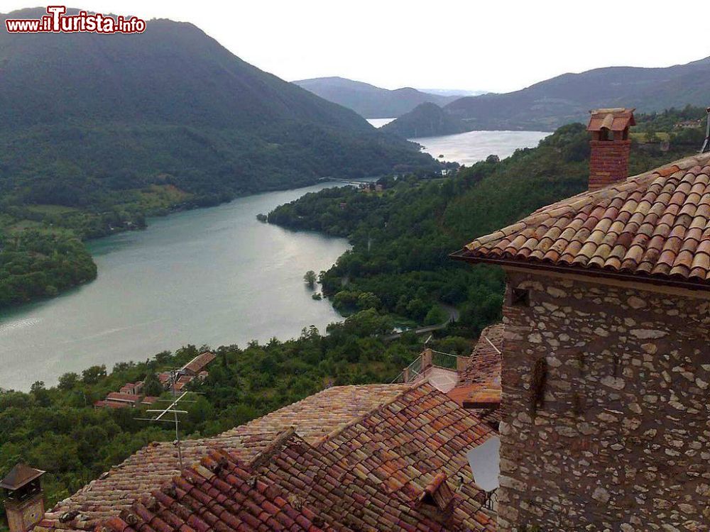 Immagine Il Lago di Turano e le case in pietra del borgo di Paganico Sabino nel Lazio - © Steen henriksen, CC BY 2.0, Wikipedia