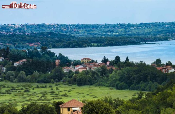 Immagine Il lago di Varese visto dalla frazione di Fignano, nelle vicinanze di Gavirate, Lombardia. Situato ai piedi delle Prealpi Varesine, questo lago ha una profondità media di 11 metri e massima di 26 e una superficie di 15 chilometri quadrati - © 338982287 / Shutterstock.com