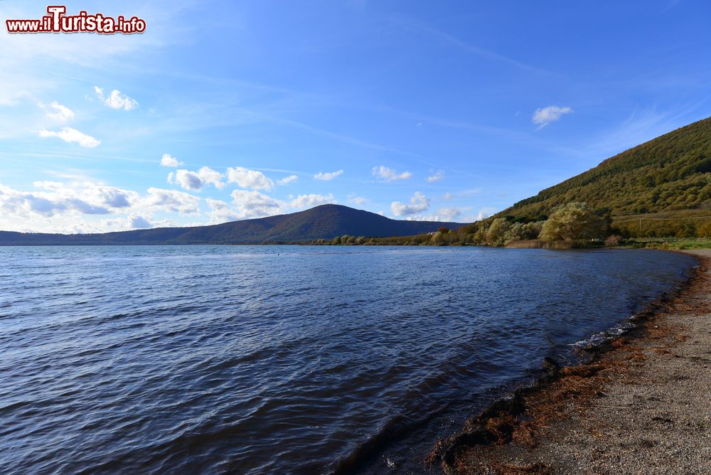 Immagine Il lago di Vico, ex cratere vulcanico appena ad ovest di Caprarola