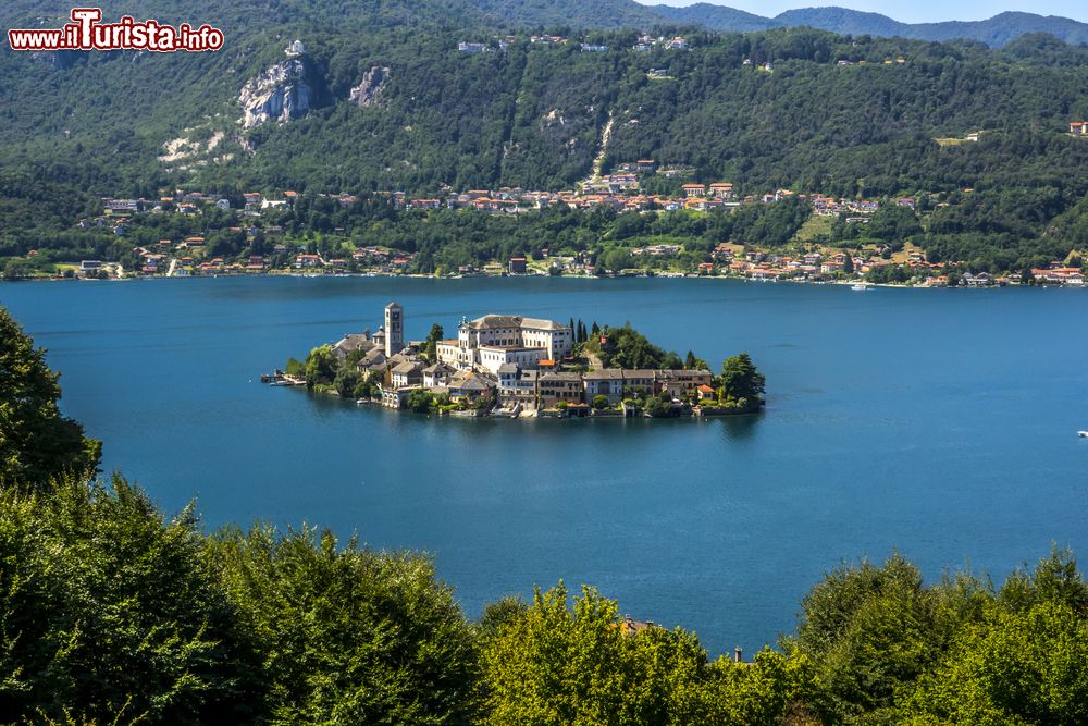 Immagine Il lago d'Orta fotografato dalla sponda di Miasino. al centro l'isola di San Giulio. Siamo in Piemonte