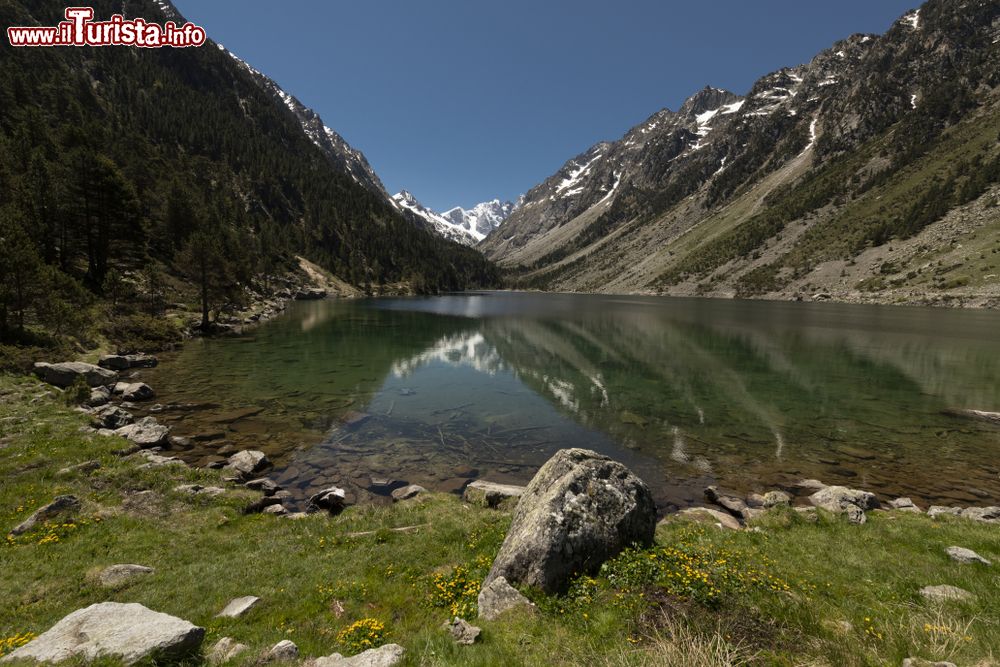 Immagine Il lago Gaube nei Pirenei francesi: si trova vicino al villaggio di Cauterets ed è circondato da montagne con vette che superano i 2 mila metri di altitudine. Si può raggiungere in funivia o in 1 ora di cammino dal sito del Pont d'Espagne.