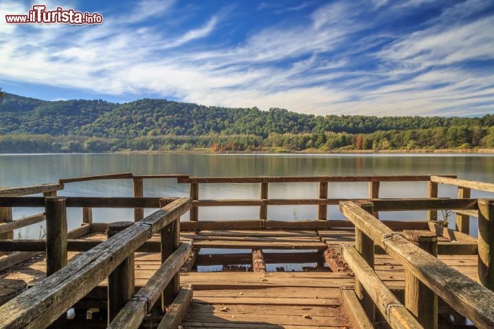 Immagine L'imbarcadero del Lago Grande di Monticchio in Basilicata - © Gianluca Foto/ Shutterstock.com