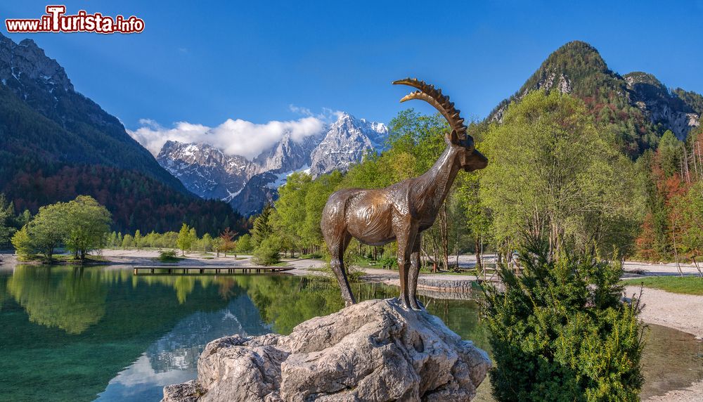 Immagine Il lago Jasna con i riflessi delle montagne a Kranjska Gora, Slovenia. E' formato da due laghi artificiali collegati fra di loro che si trovano alla confluenza dei torrenti Velika e Mala Pisnika.