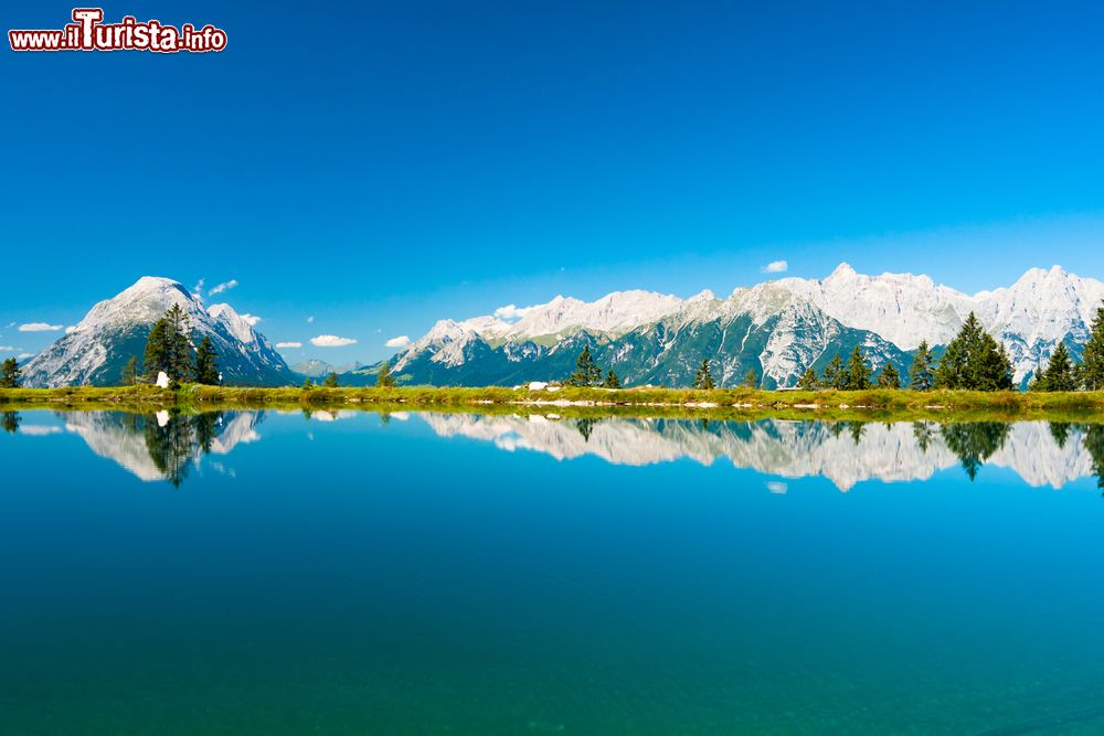 Immagine Il lago Kaltwassersee a Seefeld in tirolo fotografato in una giornata limpida