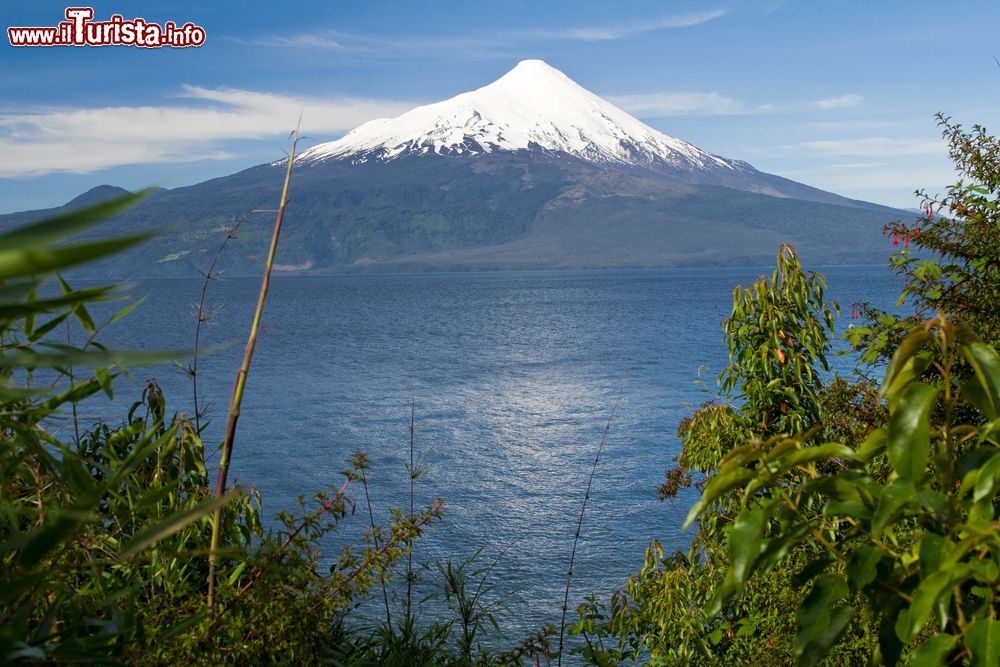 Immagine Il lago Llanquihue con il vulcano Osorno sullo sfondo, Cile. Questo bacino acquifero si trova nella regione di Lagos ed è il secondo lago più grande del Cile dopo il General Carrera.