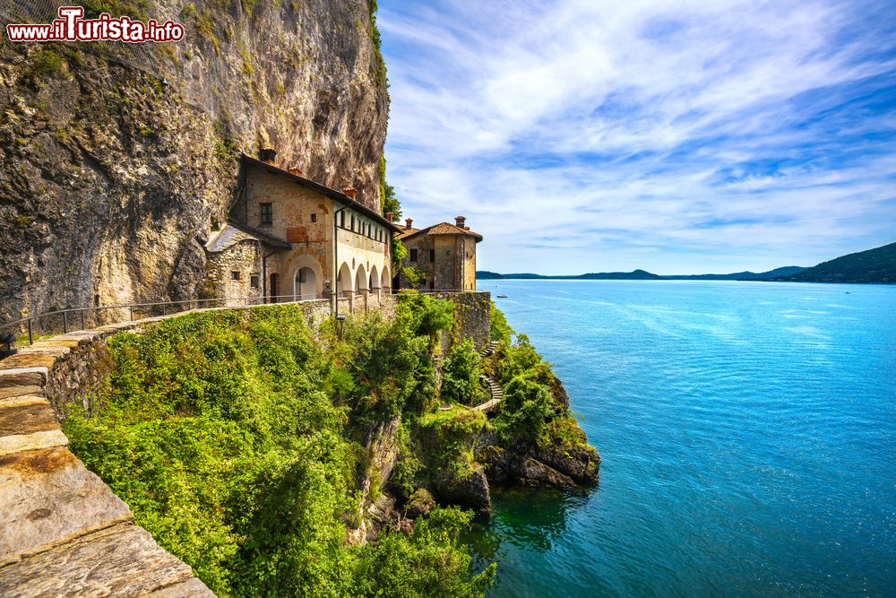 Immagine Il lago Maggiore a Leggiuno e l'Eremo di Santa Caterina del Sasso in Lombardia