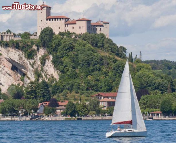 Immagine Il Lago Maggiore e la grande Rocca di Angera - © marcovarro / Shutterstock.com