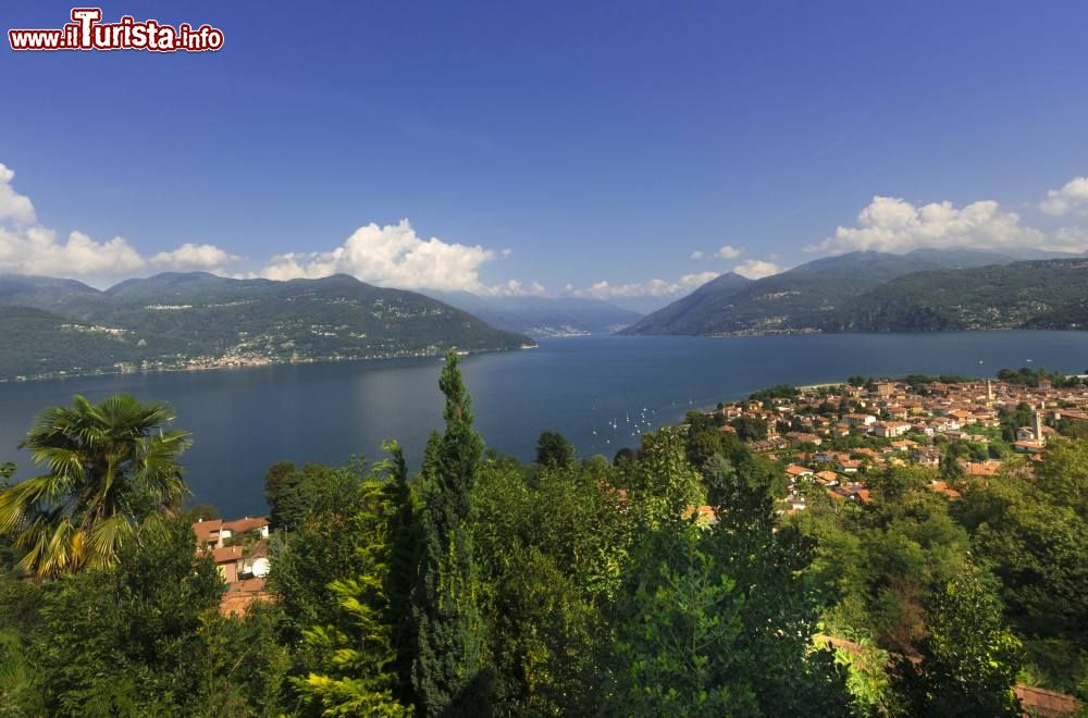 Immagine Il Lago Maggiore fotografato dal versante di Luino, in direzione della Svizzera