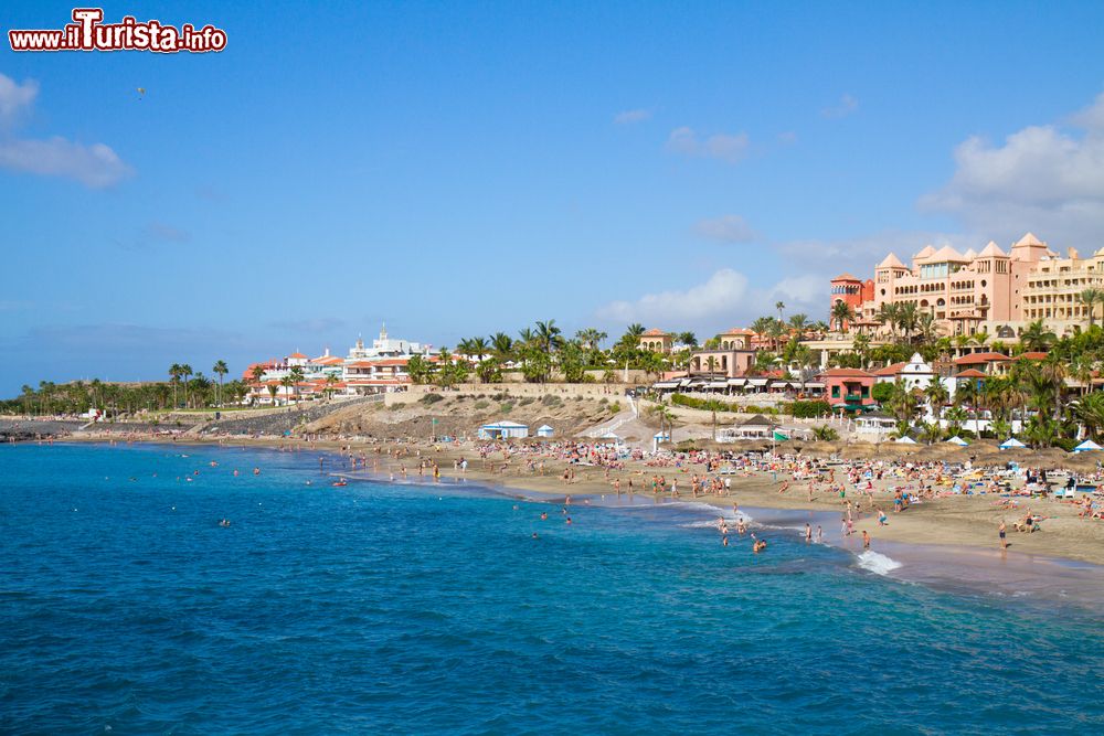 Immagine Il Lago Martianes a Puerto de la Cruz, Tenerife, Spagna: si tratta di un lago artificiale di acqua salata con ristoranti, bar e casinò sotto il livello del mare.