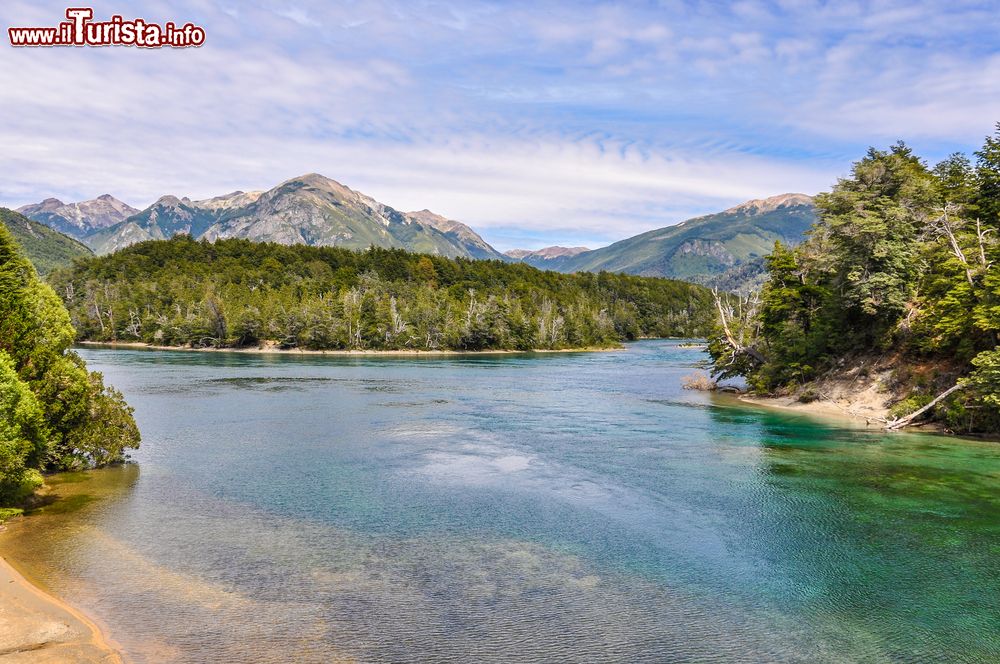 Immagine Il Lago Menendez nell'Alerces National Park, Patagonia, Argentina. Di origine glaciale, occupa una superficie di circa 5570 ettari in una valle caratterizzata da una forma a Y.