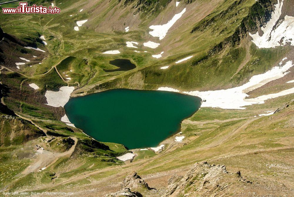Immagine Il lago Oncet ai piedi del Pic du Midi de Bigorre, Francia. Questo bacino d'acqua color smeraldo ha una profondità di 16 metri - © Ander Dylan / Shutterstock.com