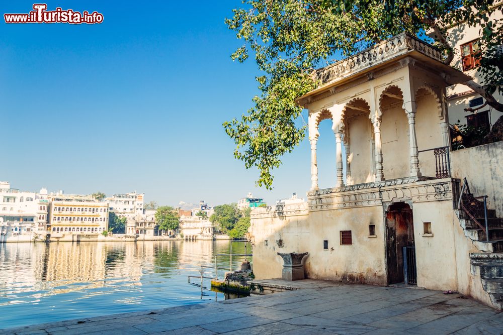 Immagine Il Lago Pichola e gli edifici storici di Gangaur Ghat a Udaipur, in India