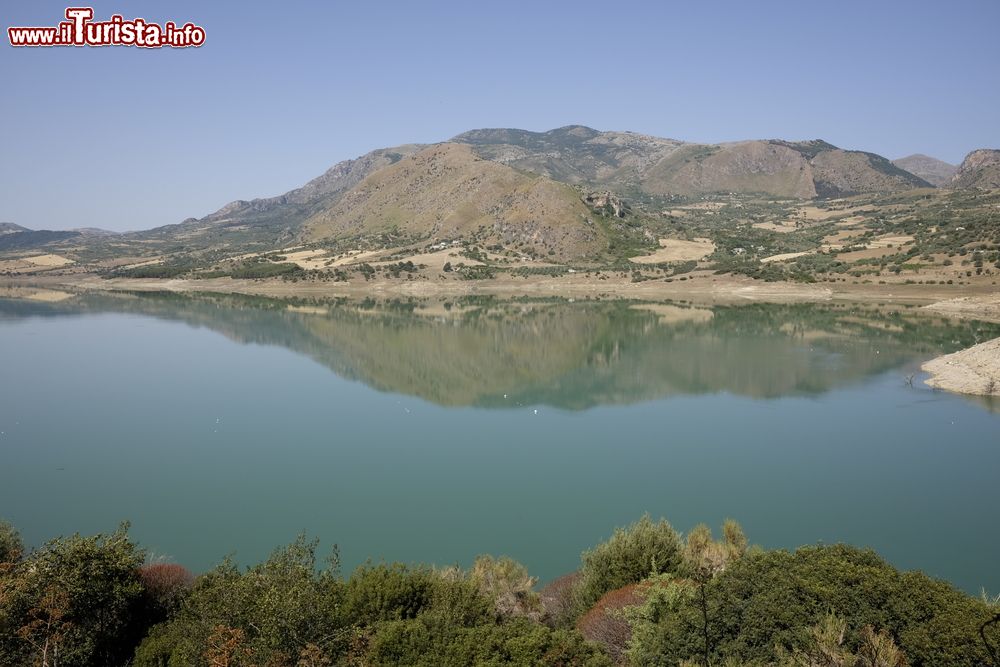 Immagine Il Lago Rosamarina in provincia di Palermo, il bacino artificiale più grande della Sicilia