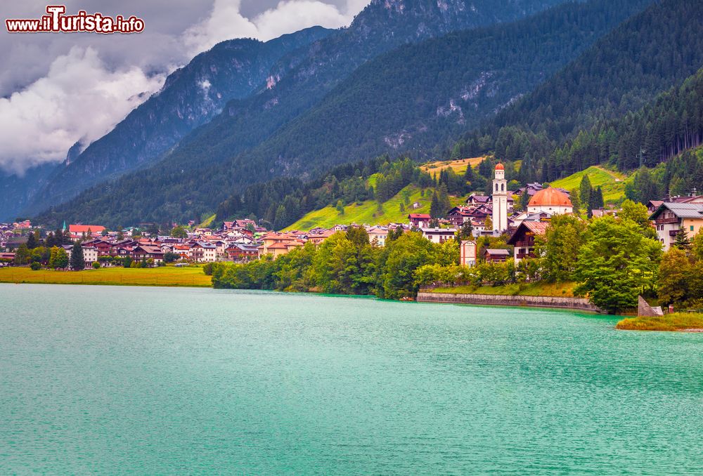 Immagine Il lago Santa Caterina e il villaggio di Auronzo di Cadore, Veneto. Abitato sin dai tempi antichi, questo bel villaggio in provincia di Belluno sfiora un'altitudine di 900 metri. Il borgo si adagia lungo il torrente e il suo lago, bacino artificiale costruito con lo sbarramento del fiume Ansiei fra il 1930 e il 1932.