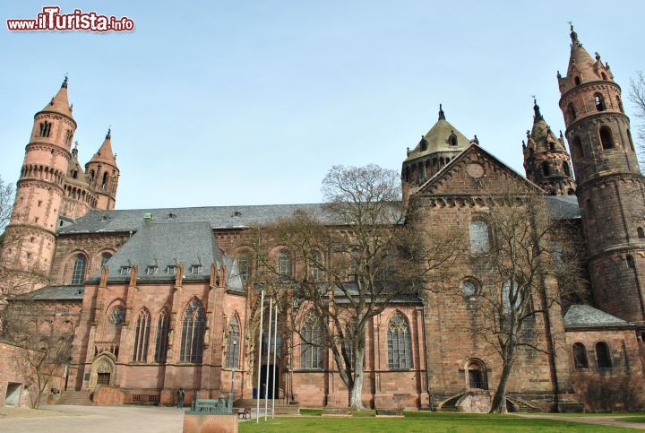 Immagine Il lato meridionale del Dom Sankt Peter di Worms, Germania. Questo imponente edificio tardo romanico, con pianta basilicale e tre navate scandite con sistema alternato, fu costruito a partire dal 1125. La cattedrale fu sede di importanti eventi fra cui l'incoronazione a regina di Beatrice di Burgundia, consorte di Federico I Barbarossa avvenuta nel 1156, e le nozze di Isabella d'Inghilterra nel 1235. La struttura del duomo è in pietra arenaria locale rossa mentre le pareti sono state realizzate in un particolare tufo dello stesso colore ma più leggero. All'esterno si possono ammirare sei torri, disposte 4 lateralmente e 2 sull'asse centrale, le prime cilindriche e le altre ottagonali.