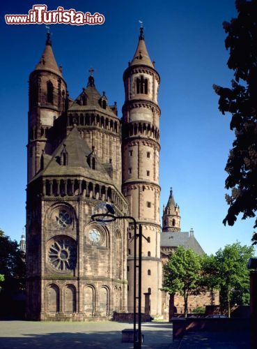 Immagine Il lato occidentale della cattedrale di Worms. Oltre ad ospitare molte chiese cristiane, Worms fu anche un'importante località per la comunità ebraica che qui viveva fino agli anni trenta del Novecento.