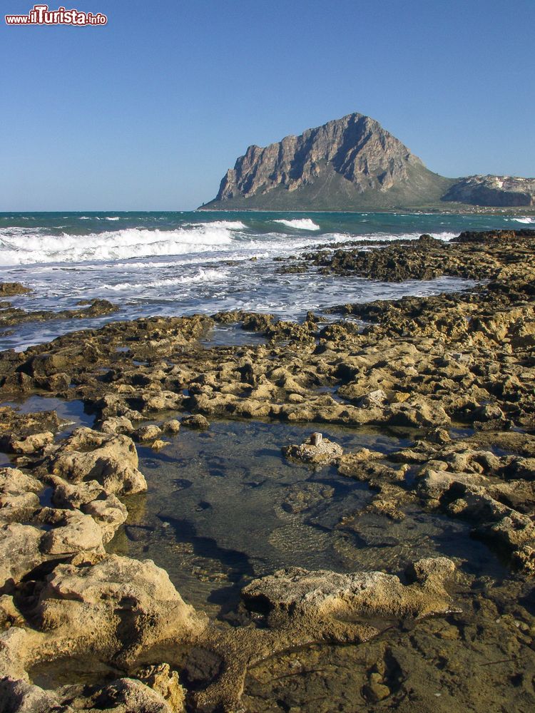 Immagine il Lido di Valderice  in Sicilia e il Monte Cofano sullo sfondo
