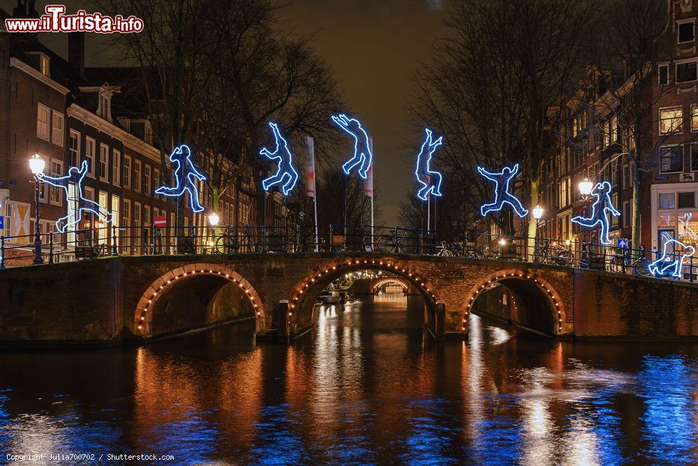 Immagine Il Light Festival di Amsterdam (Olanda) è un vero spettacolo: decine di installazioni luminose spars per la città rendono la capitale un luogo ideale per gli amanti della fotografia - foto © Julia700702 / Shutterstock.com