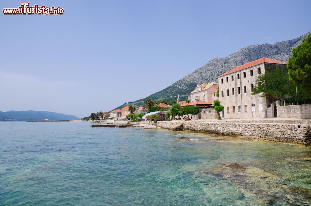 Immagine Il litorale del borgo marinaro di Orebic, Croazia. Il centro è situato a 64 km da Ston, una vecchia cittadella dalle mura rinforzate.