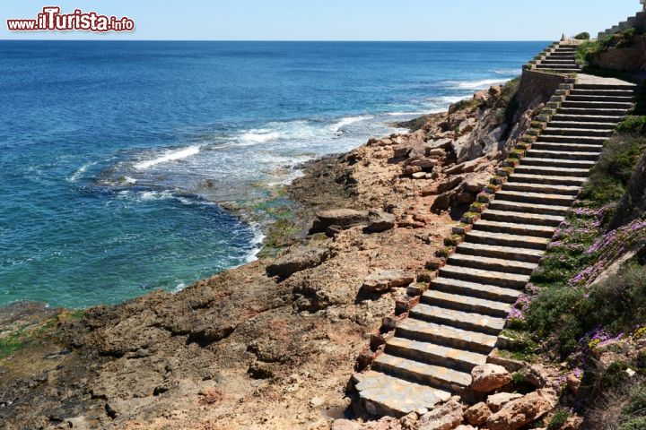 Immagine Il litorale di Orihuela in Costa Blanca, Spagna. Questa graziosa cittadina spagnola abbina spiagge dell'area municipale, monumenti e tre campi da golf di 18 buche. Chi desidera rilassarsi al mare ha a disposizione tratti costieri di sabbia e altri con scogli ideali per la pesca e le immersioni