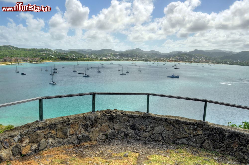 Immagine Il litorale di Soufriere (isola di Saint Lucia) da un belvedere panoramico, Caraibi.