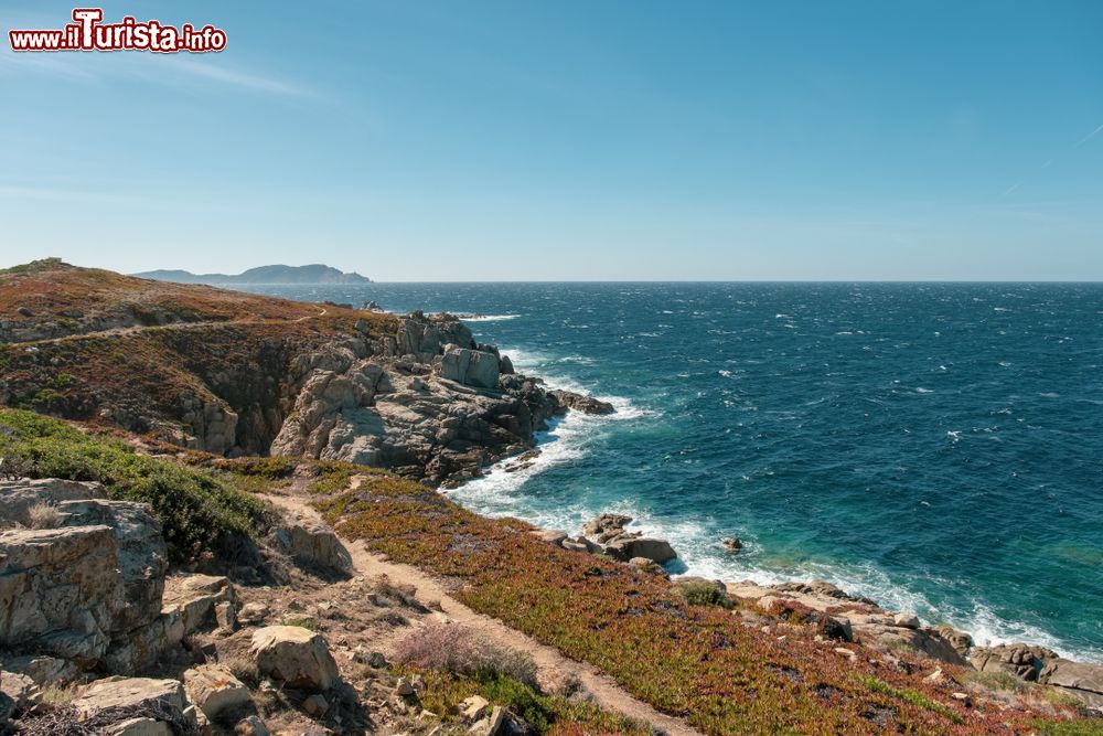 Immagine Il litorale roccioso a Punta Spano, nei pressi di Lumio, lambito dalle acque del Mediterraneo (Corsica).