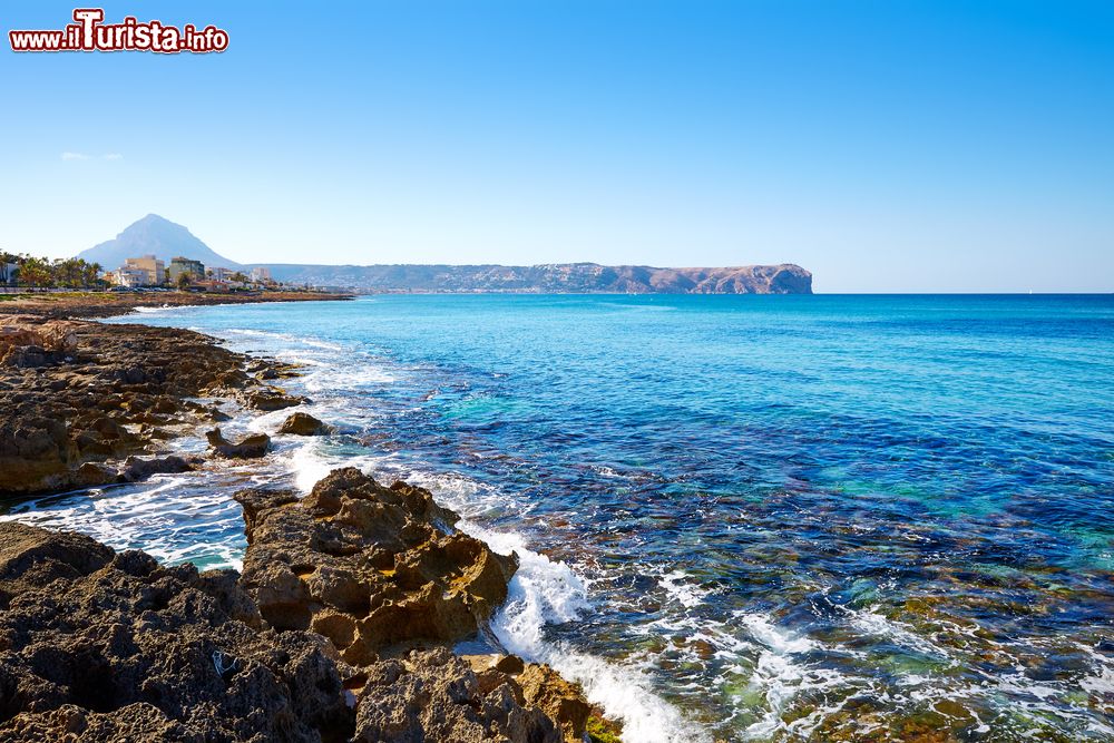 Immagine Il litorale roccioso di Cala Blanca Beach nei pressi di Javea, Spagna.