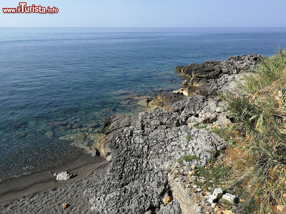 Immagine Il litorale roccioso di Sapri, Salerno, visto dalla strada. E' il principale paese del Golfo di Policastro in Campania.