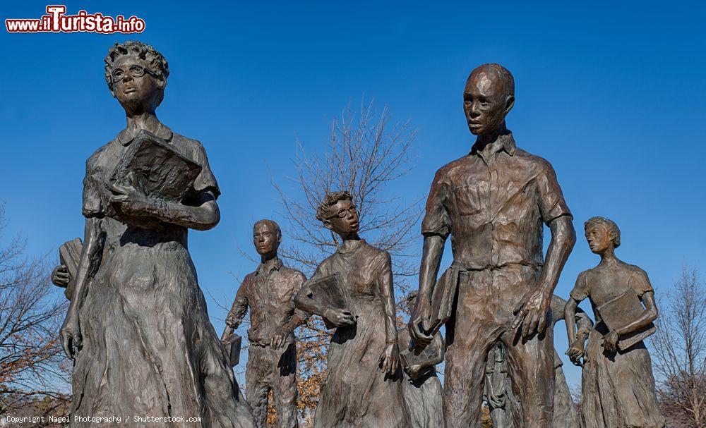 Immagine Il Little Rock Nine Civil Right Memorial al Campidoglio, Arkansas (USA) - Si tratta dei 9 sculture in bronzo che ricordano il coraggio di studenti afroamericani iscritti alla Little Rock Central High School - © Nagel Photography / Shutterstock.com